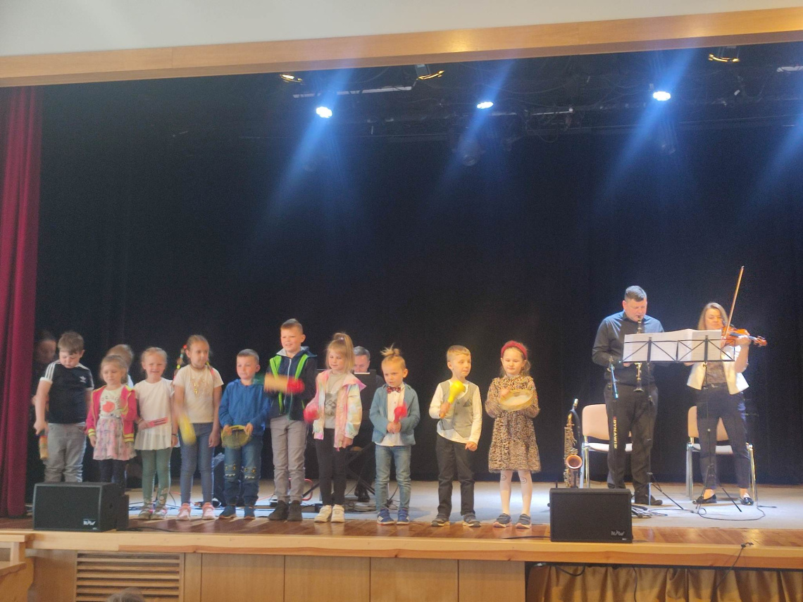 Dzieci uczestniczące w audycji muzycznej, fot. Tucholski Ośrodek Kultury